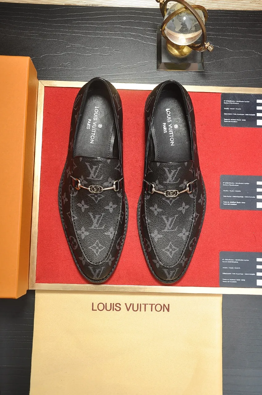 Men's men's shoes 💰460💶 [LV] (all high-end sheep lining) 🍀LV's latest genuine leather business suit shoes are launched simultaneously on the official website. The first-layer cowhide imported from Italy is made of heavy gold, 💥official website 1:1 rubber outsole. Versatile to wear, high-end without losing class, and the color combination is extraordinary. This four-season style is alluring when worn on your feet, showing off your big-name flair. Standard code 38-45 (45 customized)